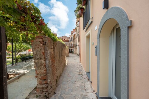 Apartment 'Parmenide Family' with Wi-Fi and Air Conditioning