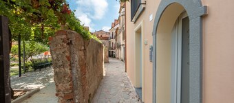 Apartment 'Parmenide Family' with Wi-Fi and Air Conditioning