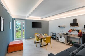 TV - Apartment 'Parmenide Family' with Wi-Fi and Air Conditioning (Ascea)