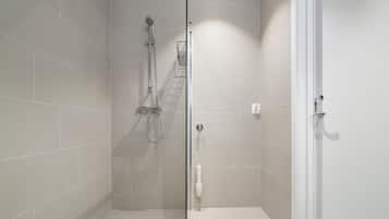 Studio, Multiple Beds, Kitchenette, City View | Bathroom | Shower, towels