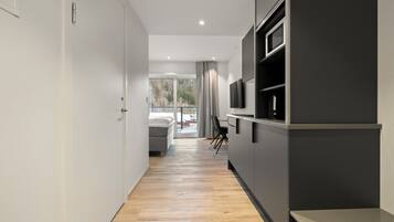 Studio, Courtyard View (210) | Private kitchen | Fridge, microwave, stovetop, dishwasher