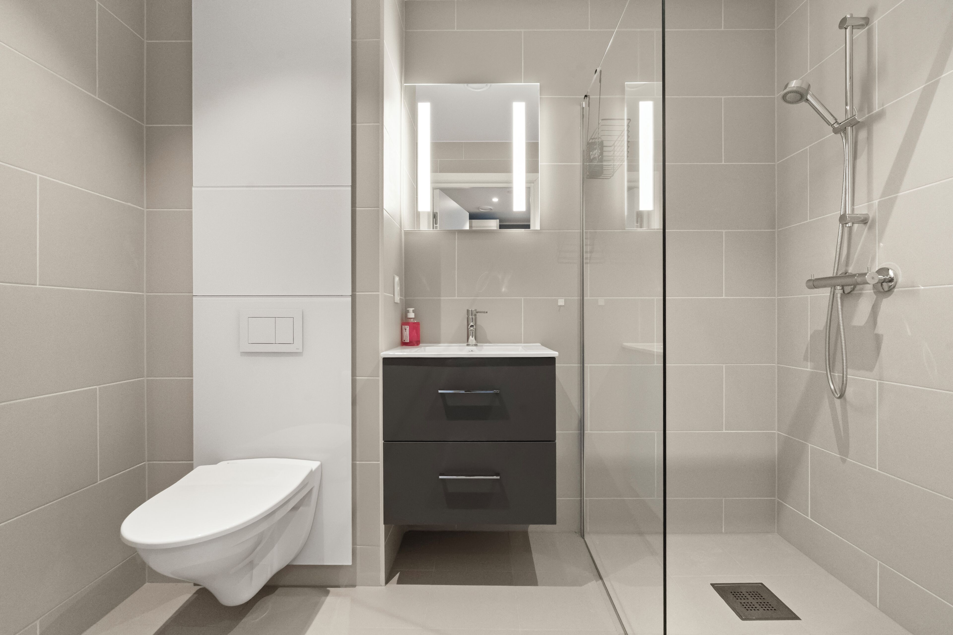 Studio, Courtyard View (210) | Bathroom | Shower, towels