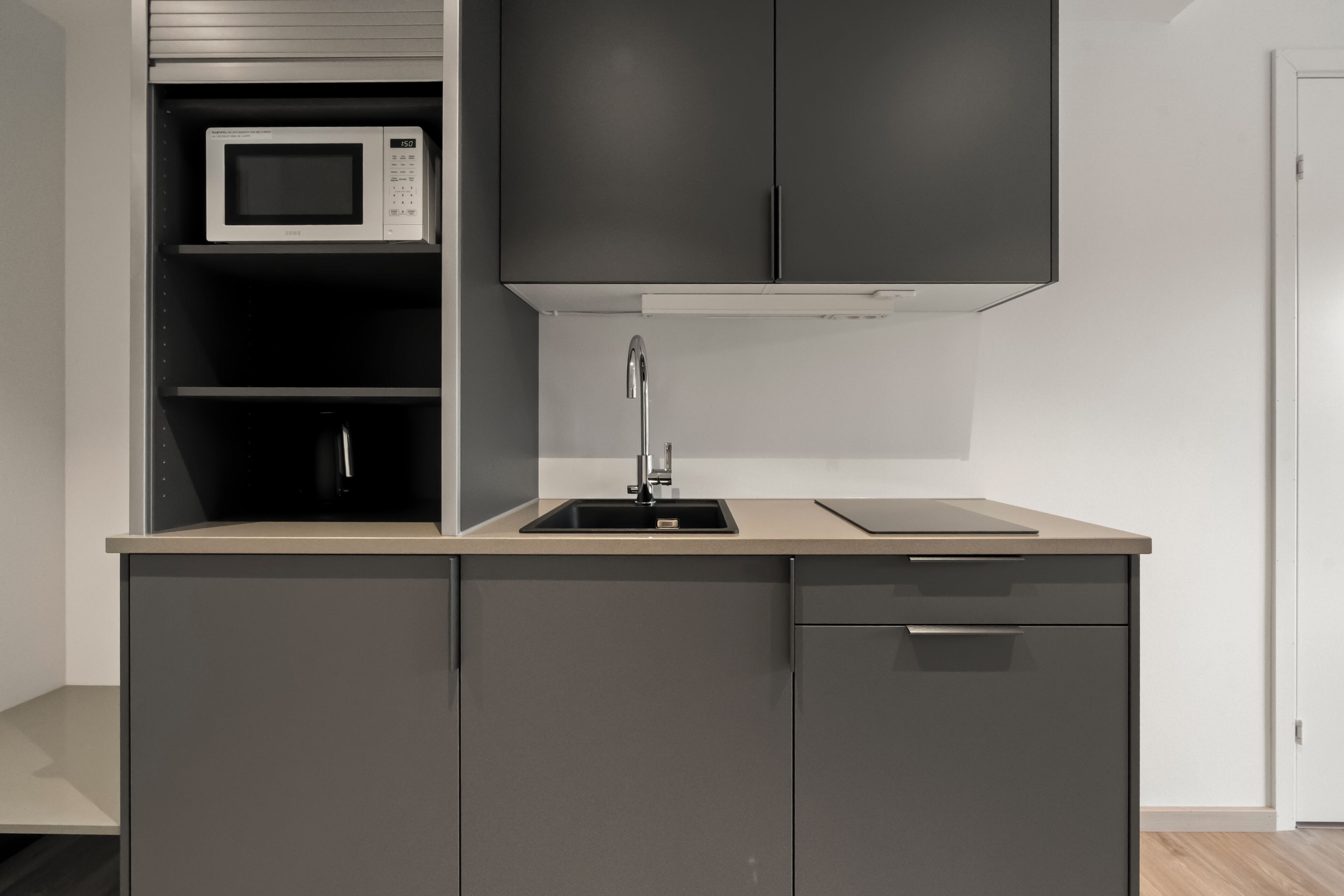 Kühlschrank, Mikrowelle, Herdplatte, Geschirrspüler