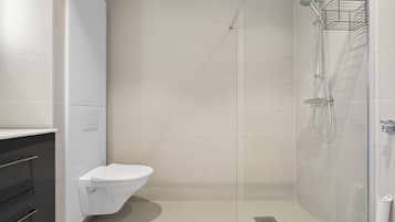 Studio, Multiple Beds, Kitchenette, City View | Bathroom | Shower, towels