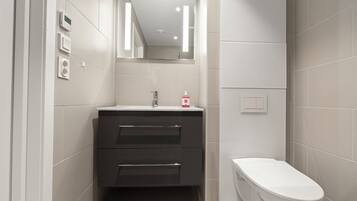 Studio, City View (203) | Bathroom | Shower, towels