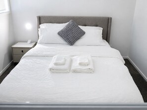 1 chambre, fer et planche à repasser, accès Internet, draps fournis