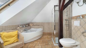 Douche, sèche-cheveux, serviettes fournies, shampoing
