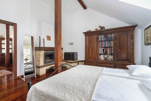 Room - Traditional Family Apartment | Workspace (Poznań)