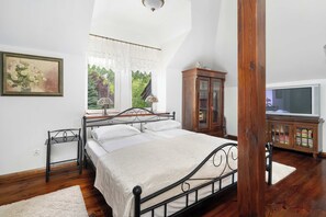 Room - Traditional Family Apartment | Workspace (Poznań)
