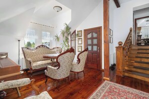 Living area - Traditional Family Apartment | Workspace (Poznań)