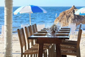 Outdoor dining - Perfect St. Pete's Stay - Exclusive Cabanas, Outdoor Pool & Attractions Nearby (St. Petersburg)