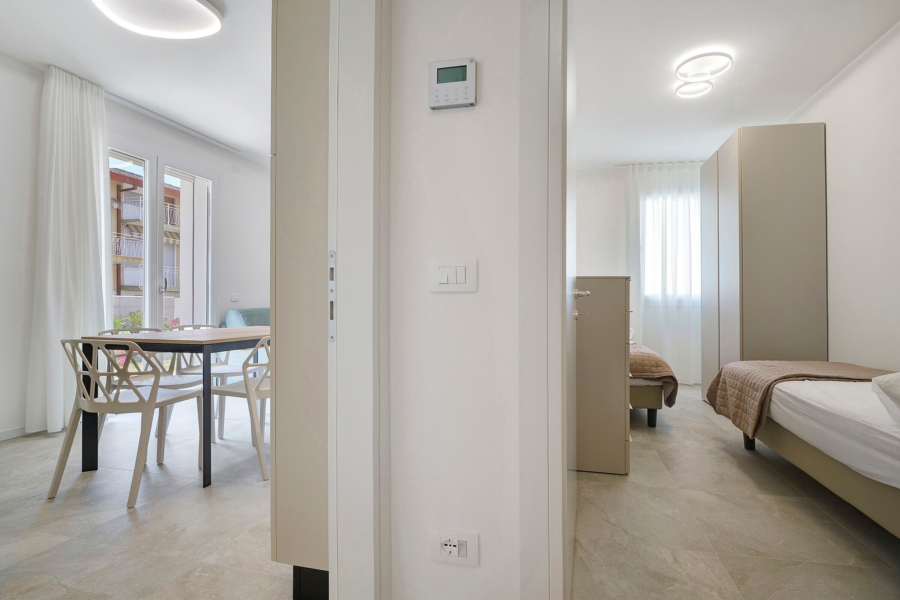 Une chambre d’hôtel moderne, équipée d’un lit, d’un bureau et d’une chaise.