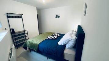 2 chambres, bureau, fer et planche à repasser, accès au Wi-Fi (inclus)