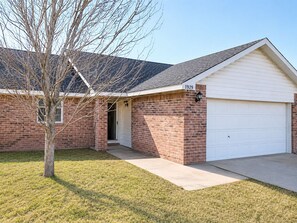 Exterior - Pleasant 3-bedroom house with AC in vibrant Dallas (Dallas)
