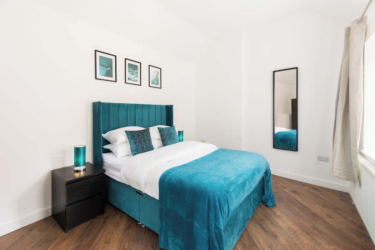 Desk, iron/ironing board, WiFi, bed sheets