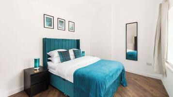 Desk, iron/ironing board, WiFi, bed sheets