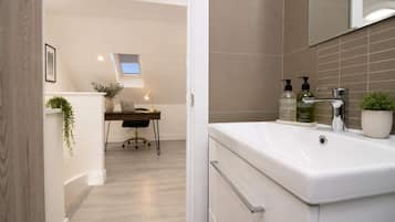 Dusche, Haartrockner, Handtücher, Shampoo