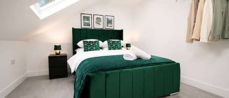 Desk, iron/ironing board, WiFi, bed sheets