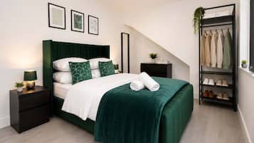 Desk, iron/ironing board, WiFi, bed sheets