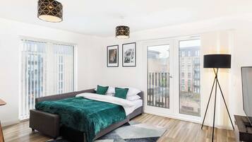 Desk, iron/ironing board, WiFi, bed sheets