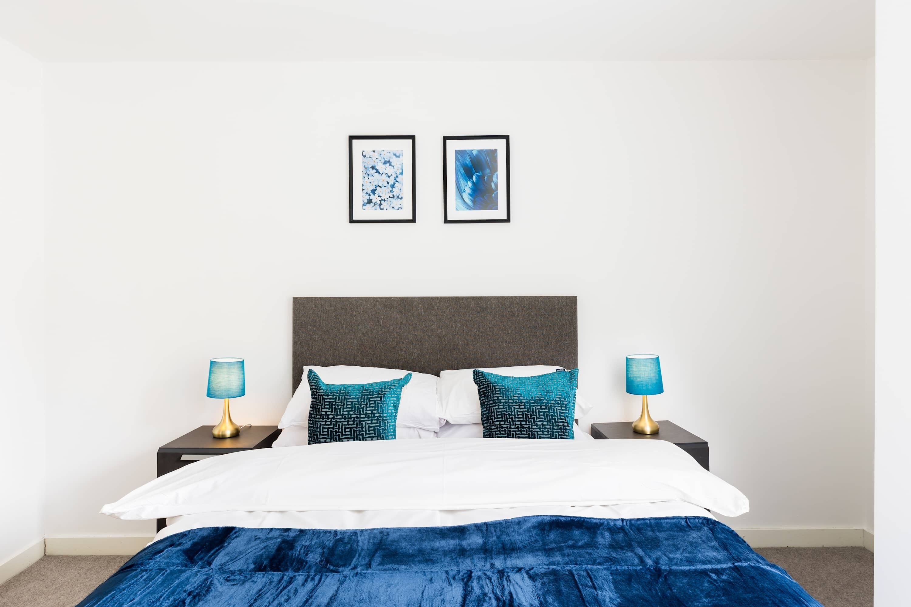 Desk, iron/ironing board, WiFi, bed sheets