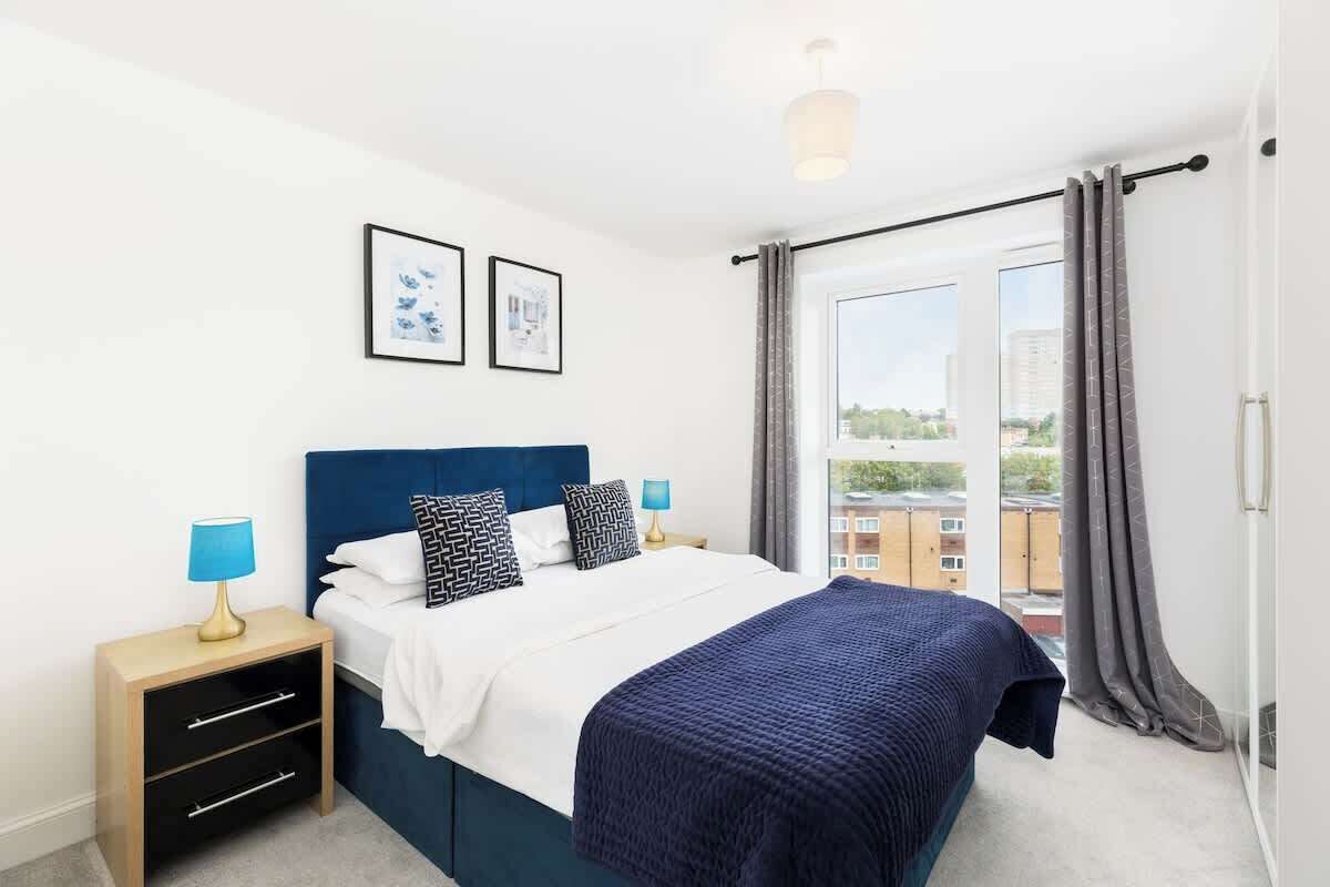 Desk, iron/ironing board, WiFi, bed sheets