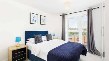 Desk, iron/ironing board, WiFi, bed sheets
