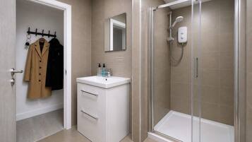 Dusche, Haartrockner, Handtücher, Shampoo