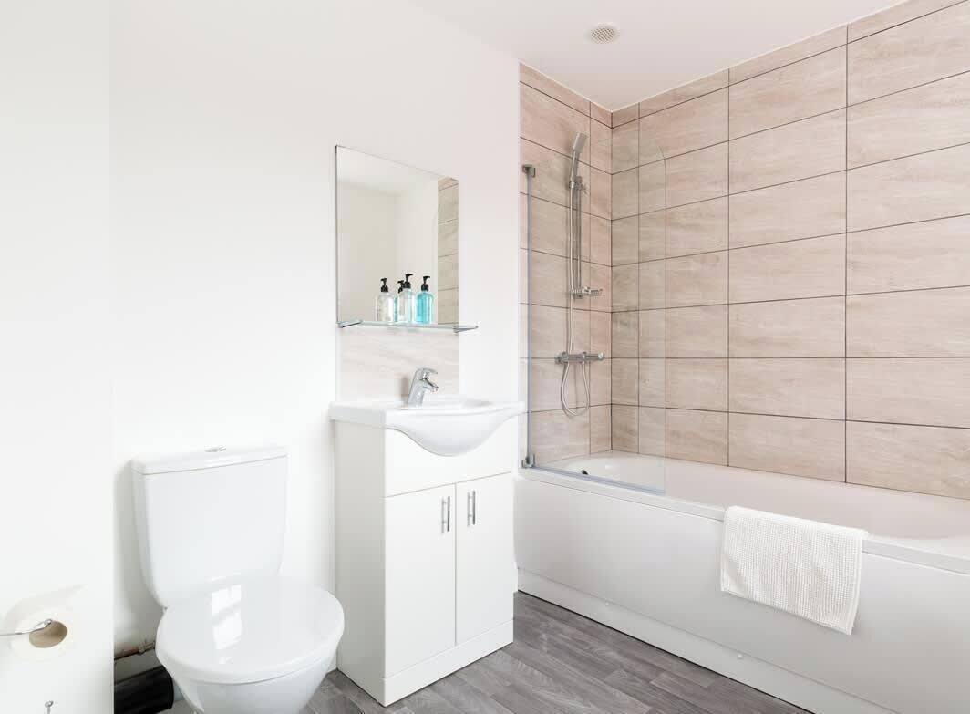Shower, hair dryer, towels, shampoo