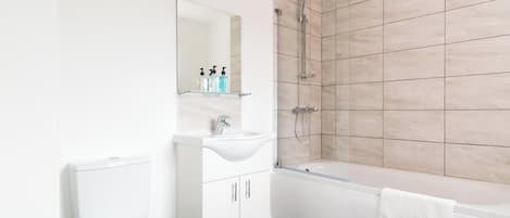Dusche, Haartrockner, Handtücher, Shampoo