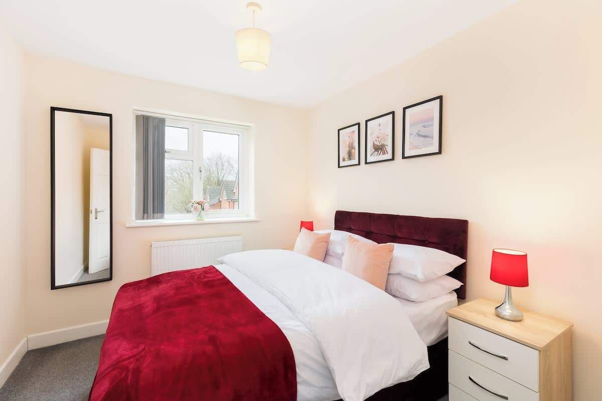 Desk, iron/ironing board, WiFi, bed sheets