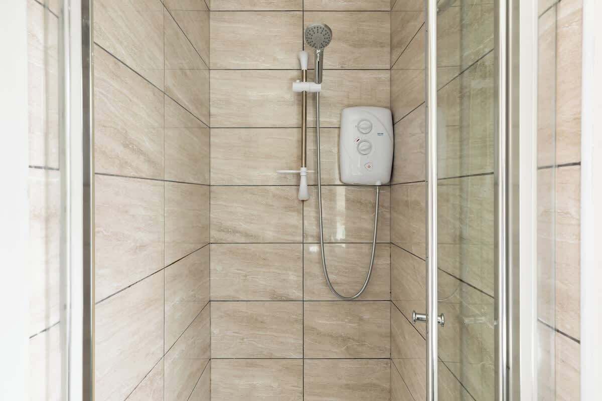 Shower, hair dryer, towels, shampoo