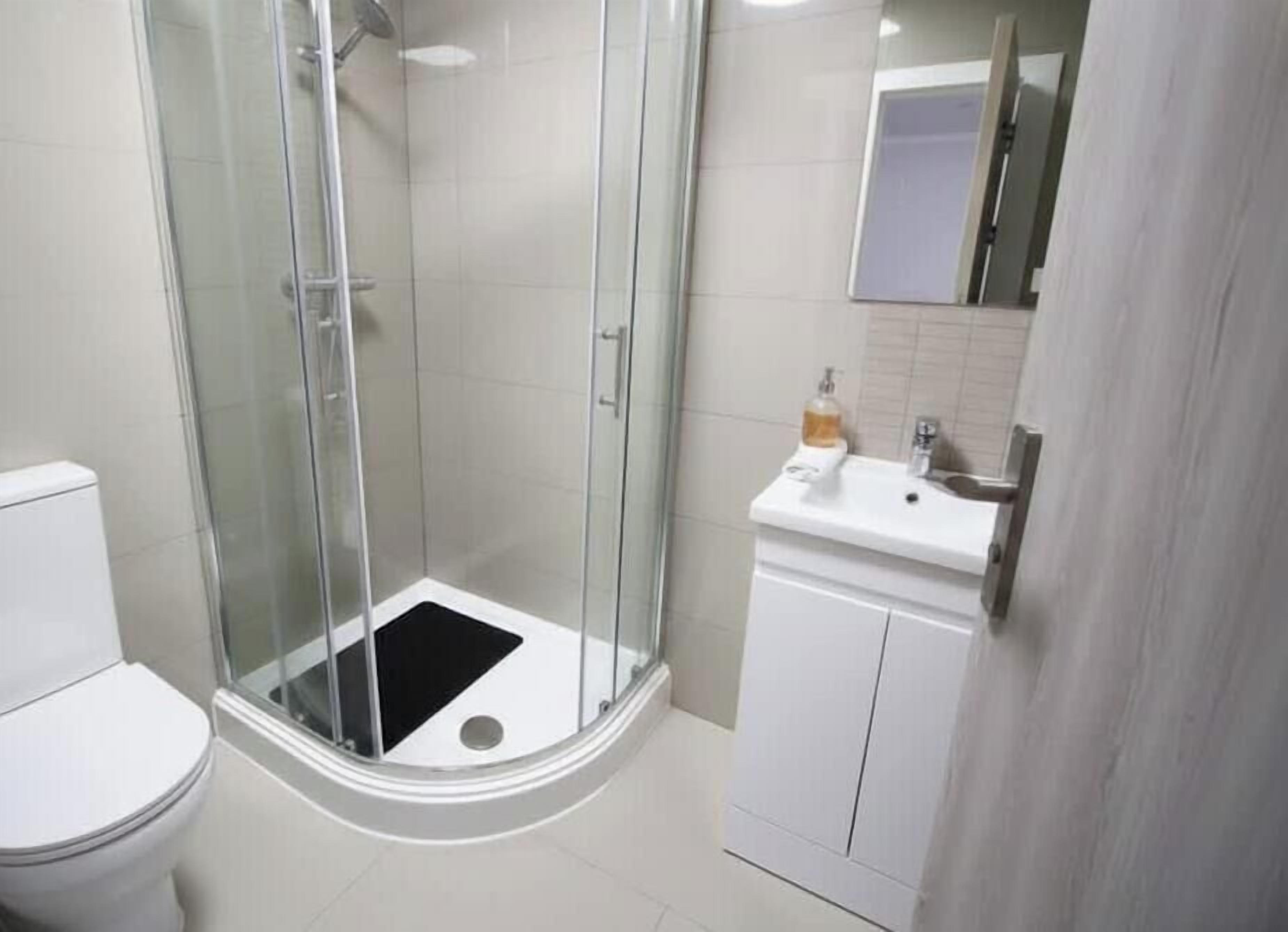 Shower, hair dryer, towels, shampoo