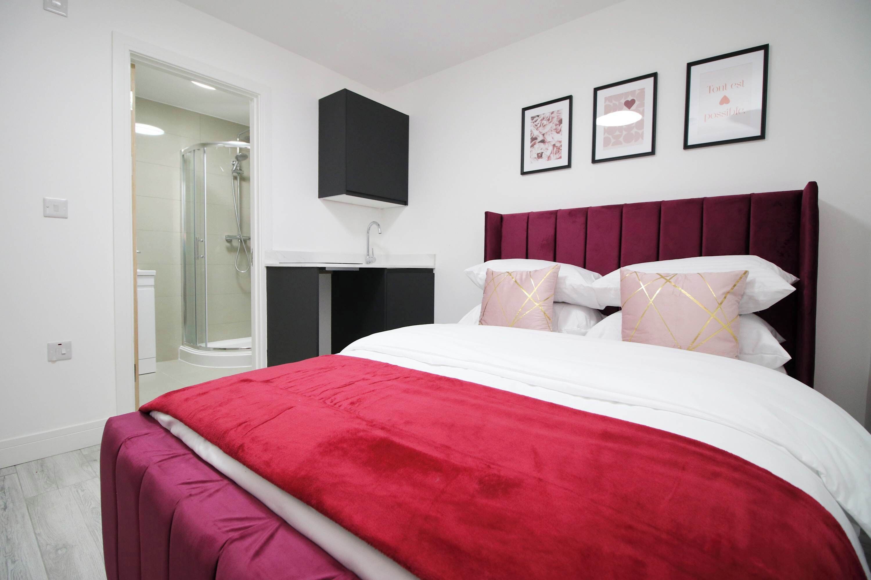 Desk, iron/ironing board, WiFi, bed sheets
