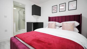 Desk, iron/ironing board, WiFi, bed sheets