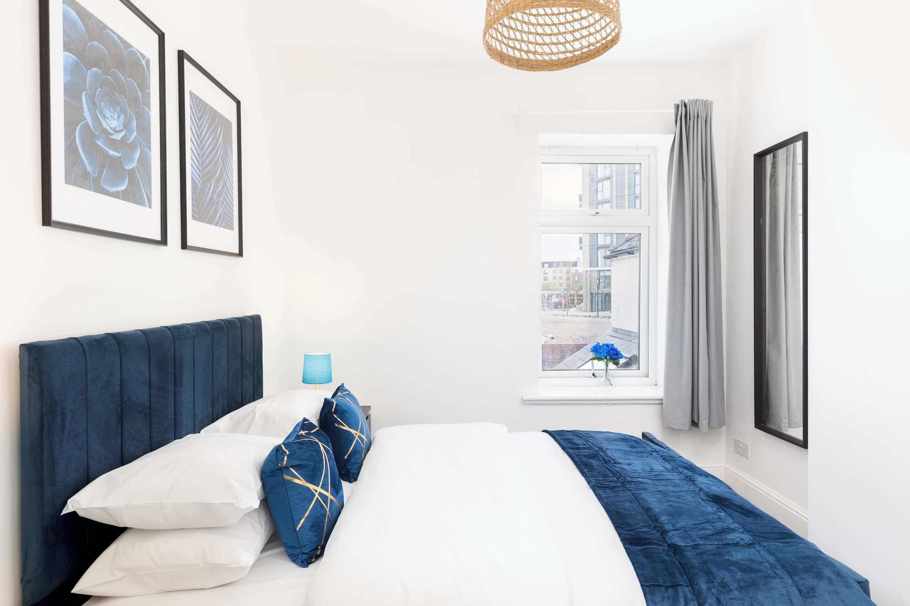 Desk, iron/ironing board, WiFi, bed sheets