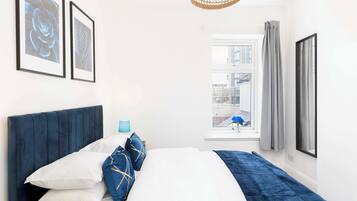 Desk, iron/ironing board, WiFi, bed sheets