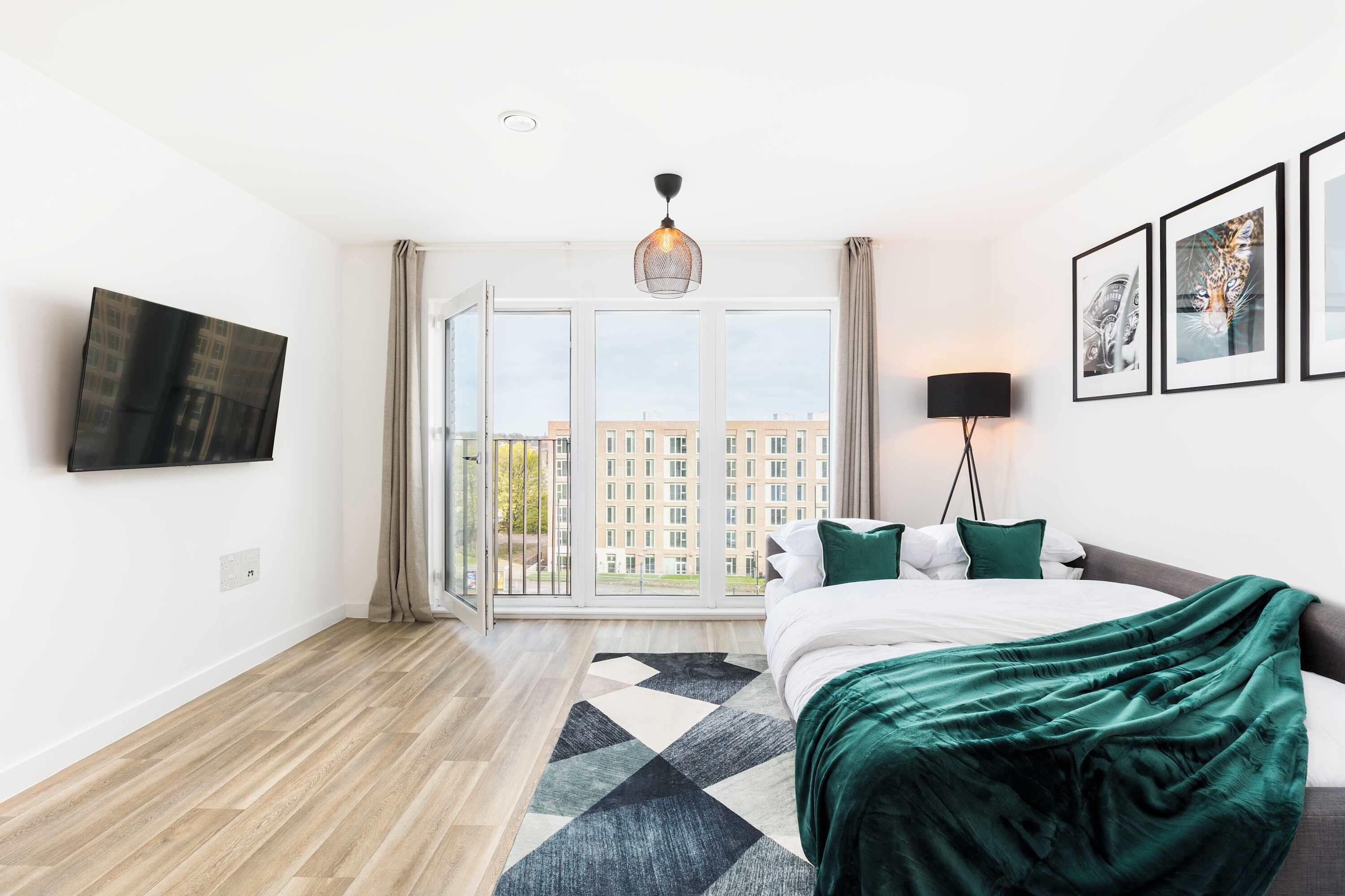 Desk, iron/ironing board, WiFi, bed sheets