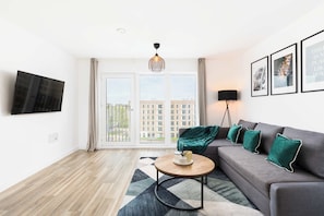 TV, offices - Roosevelt Retreat | Romantic City Escape | Gardens (Birmingham)