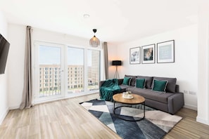 TV, offices - Roosevelt Retreat | Romantic City Escape | Gardens (Birmingham)