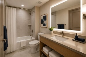 Deluxe-Zimmer | Badezimmer | Kostenlose Toilettenartikel, Haartrockner, Handtücher, Seife