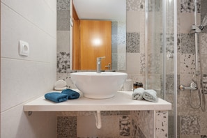 Een douche, een haardroger, handdoeken