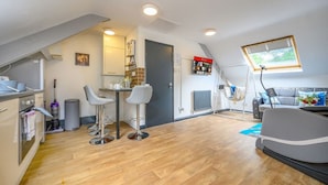 Um apartamento moderno com cozinha, sala de jantar e sala de estar.
