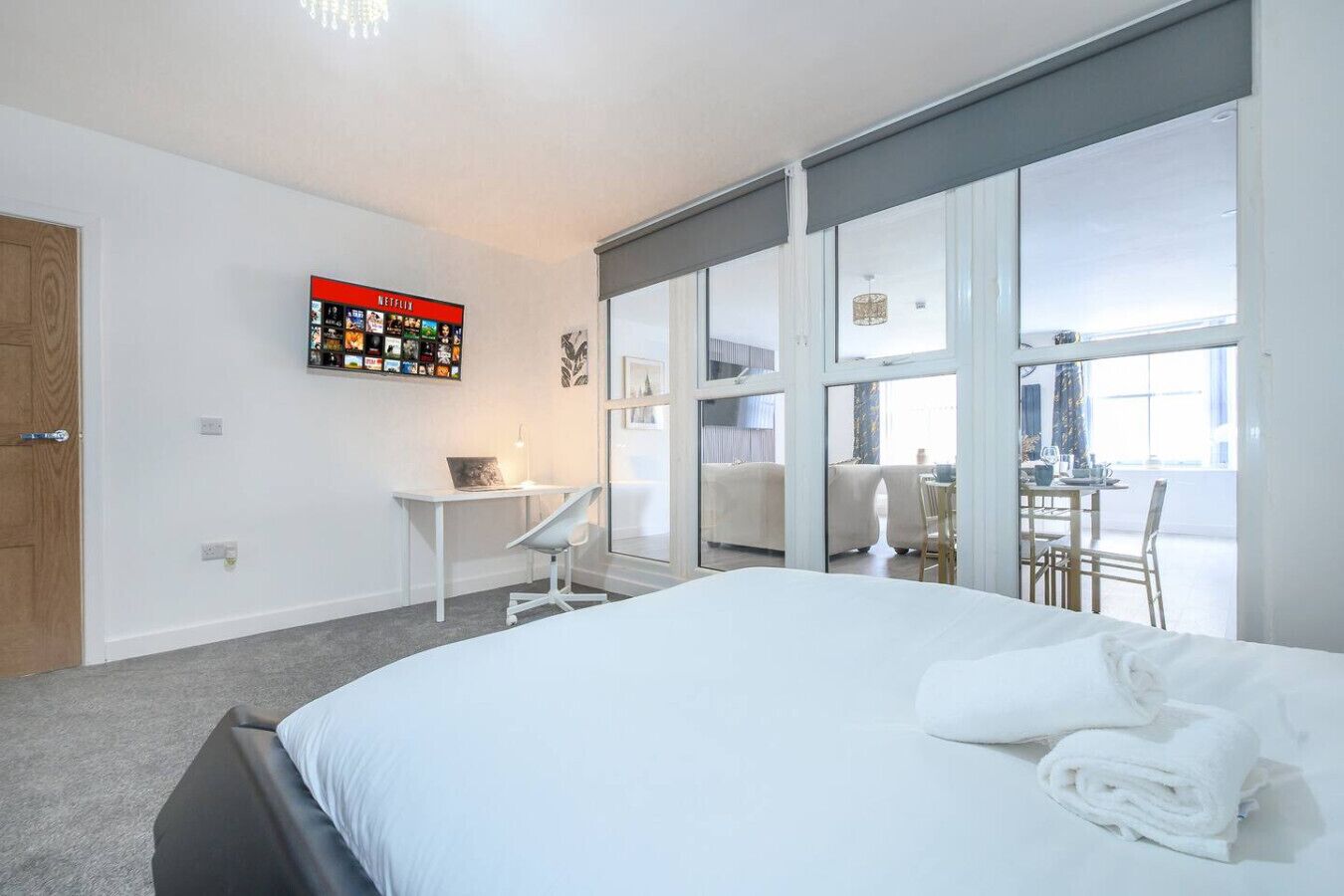 Tabla de planchar con plancha, wifi y ropa de cama 