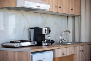 Eine Küche mit Kaffeemaschine, Geschirrspüler und Spüle.