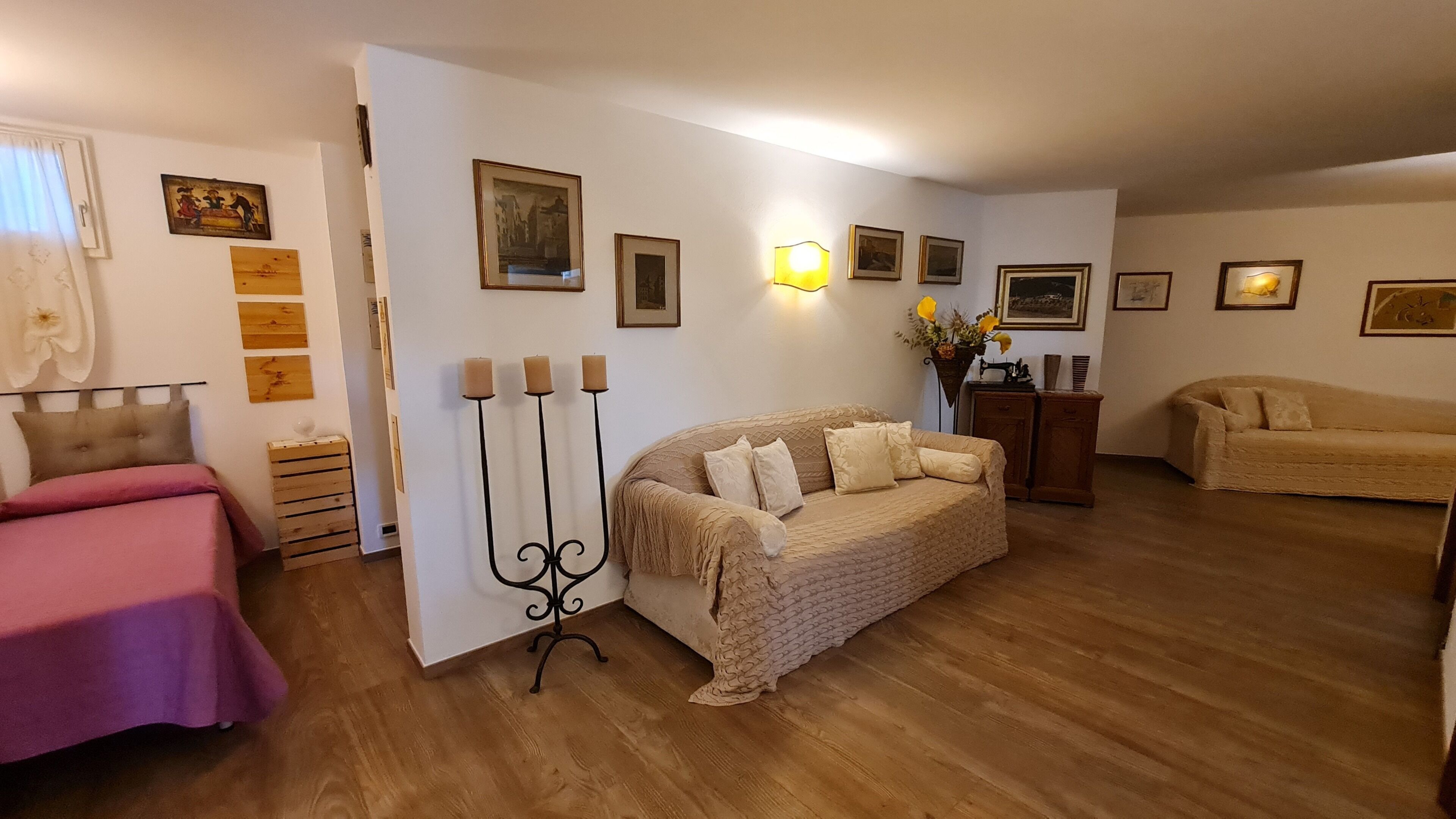 Una sala acogedora con un sofá, una cama y una mesa de centro.