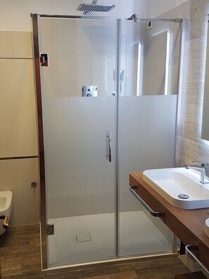 Doccia, asciugacapelli, bidet, asciugamani
