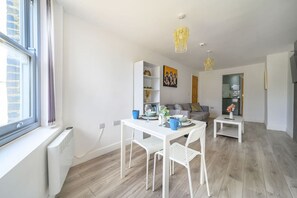 A modern apartment with a dining area, kitchen, and living space. - Soothing and Welcoming Stay in West Yorkshire (West Yorkshire)