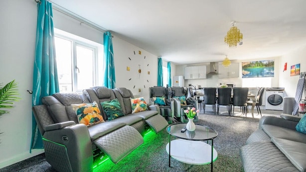 Un salon moderne avec un canapé, une table basse et un coin repas.