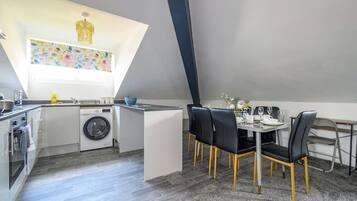 Réfrigérateur, four à micro-ondes, un four, surface de cuisson